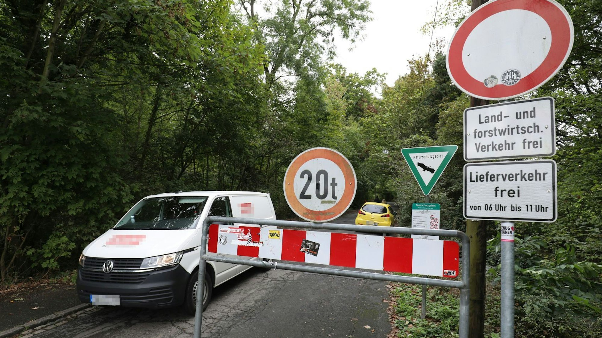 Ein Kastenwagen fährt auf einer Straße, im Hintergrund ist das grüne Schild Naturschutzgebiet zu sehen