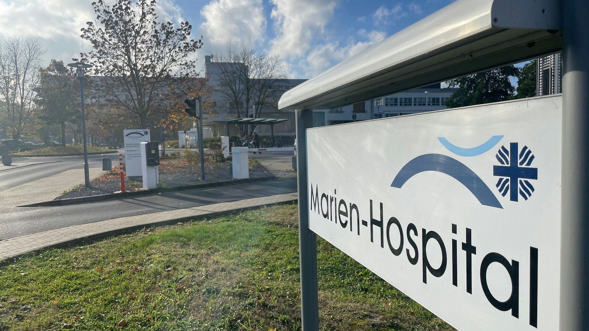 Das Schild mit der Aufschrift „Marien-Hospital“ an der Einfahrt zum Euskirchener Krankenhaus.