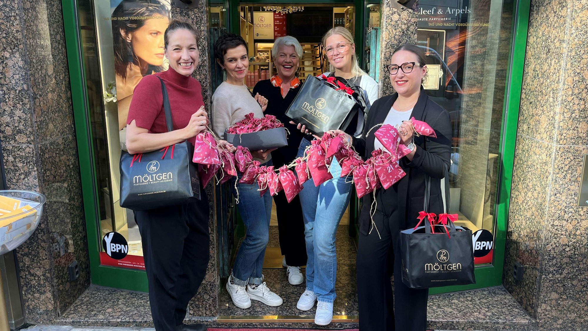 Das Team der Parfümerie Möltgen um Inhaberin Ariane Brendel-Möltgen hat wieder Beauty-Adventskalender zugunsten von „wir helfen“ gepackt. Die 25 pinkfarbenen Säckchen hängen an einer Kordel können aber auch in einem grauen Filzkorb aufbewahrt werden.