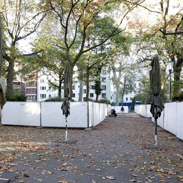 Das Foto zeigt die Absperrgitter auf dem Brüsseler Platz.