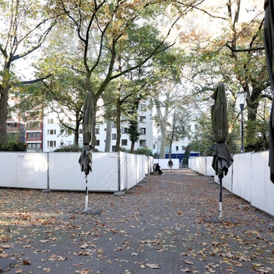 Das Foto zeigt die Absperrgitter auf dem Brüsseler Platz.