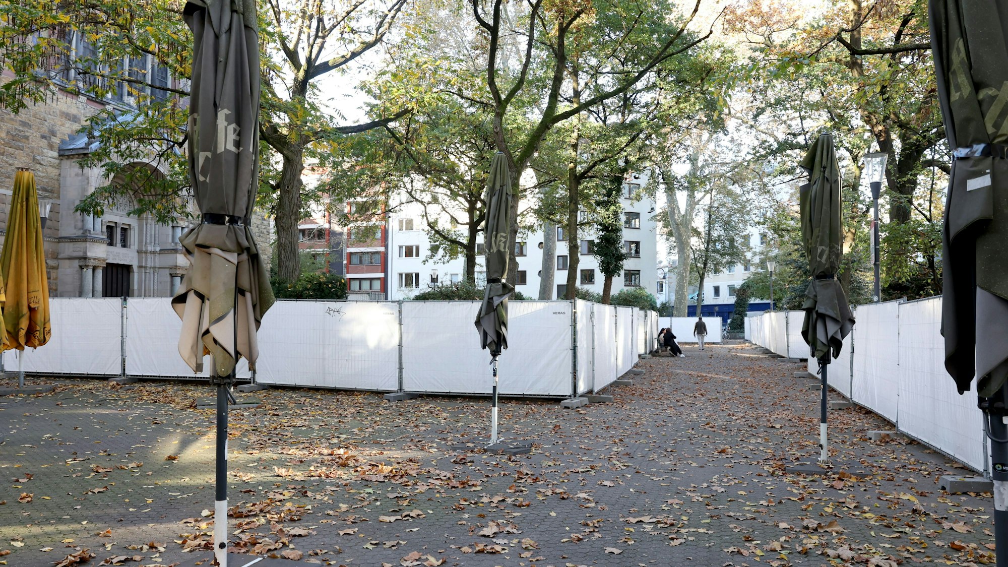 Das Foto zeigt die Absperrgitter auf dem Brüsseler Platz.