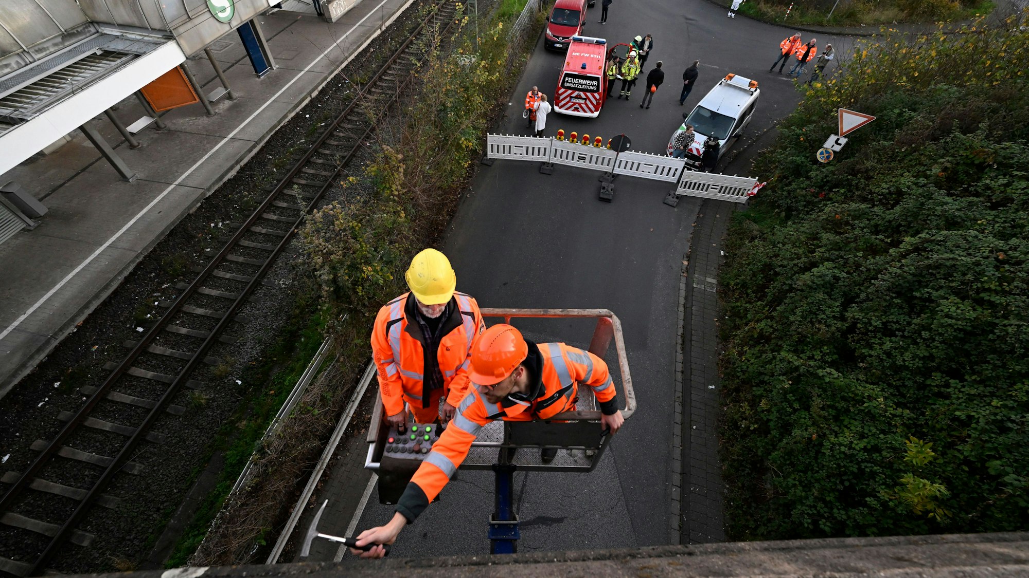 Mitarbeiter von Straßen.NRW prüfen mit einem Hammer eine Brücke zwischen Langenfeld und Monheim, ob sie noch verkehrsfähig ist. Nachdem Schäden an der Brücke entdeckt wurden, ist der Bahnverkehr auf der Hauptstrecke zwischen Köln und Düsseldorf unterbrochen.