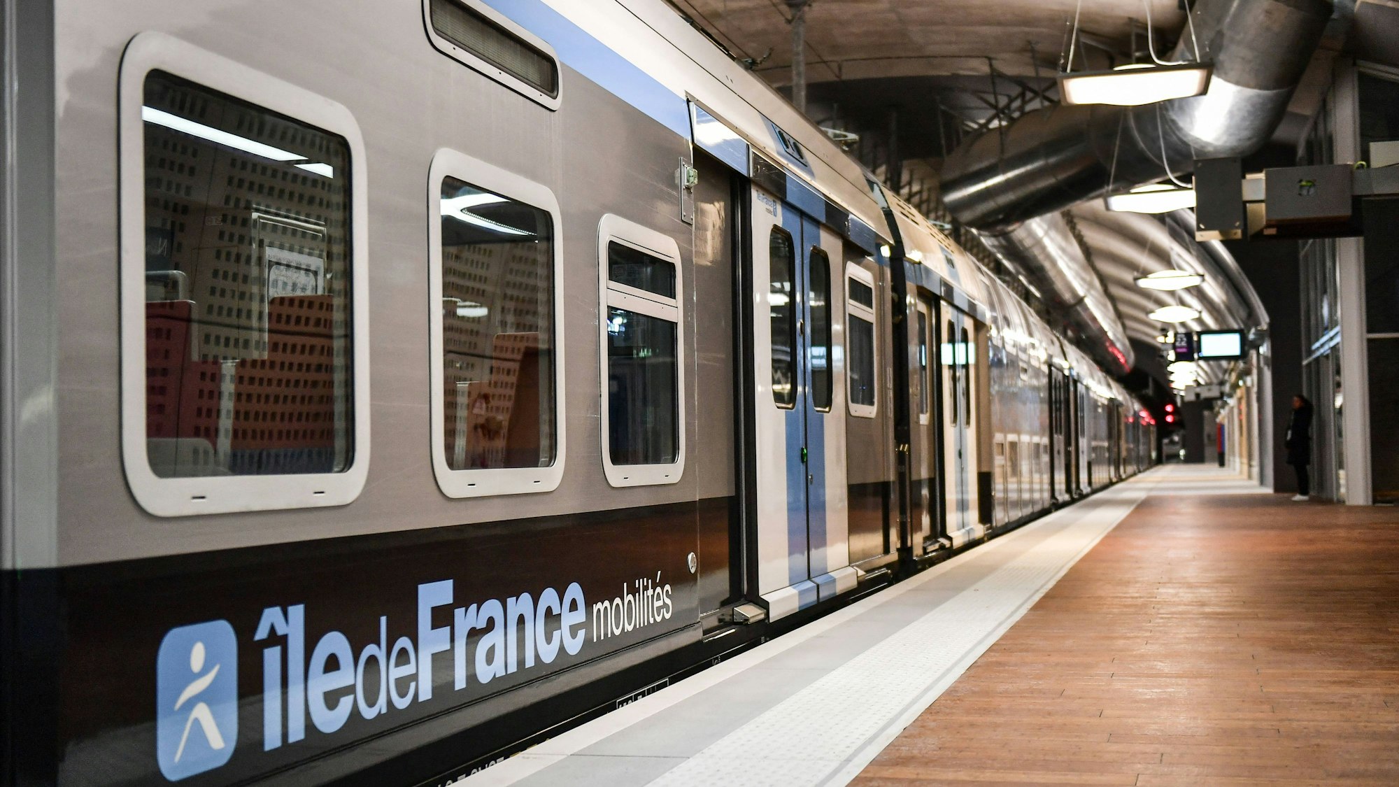 Ein RER-Zug (Réseau Express Régional) am Gleis.