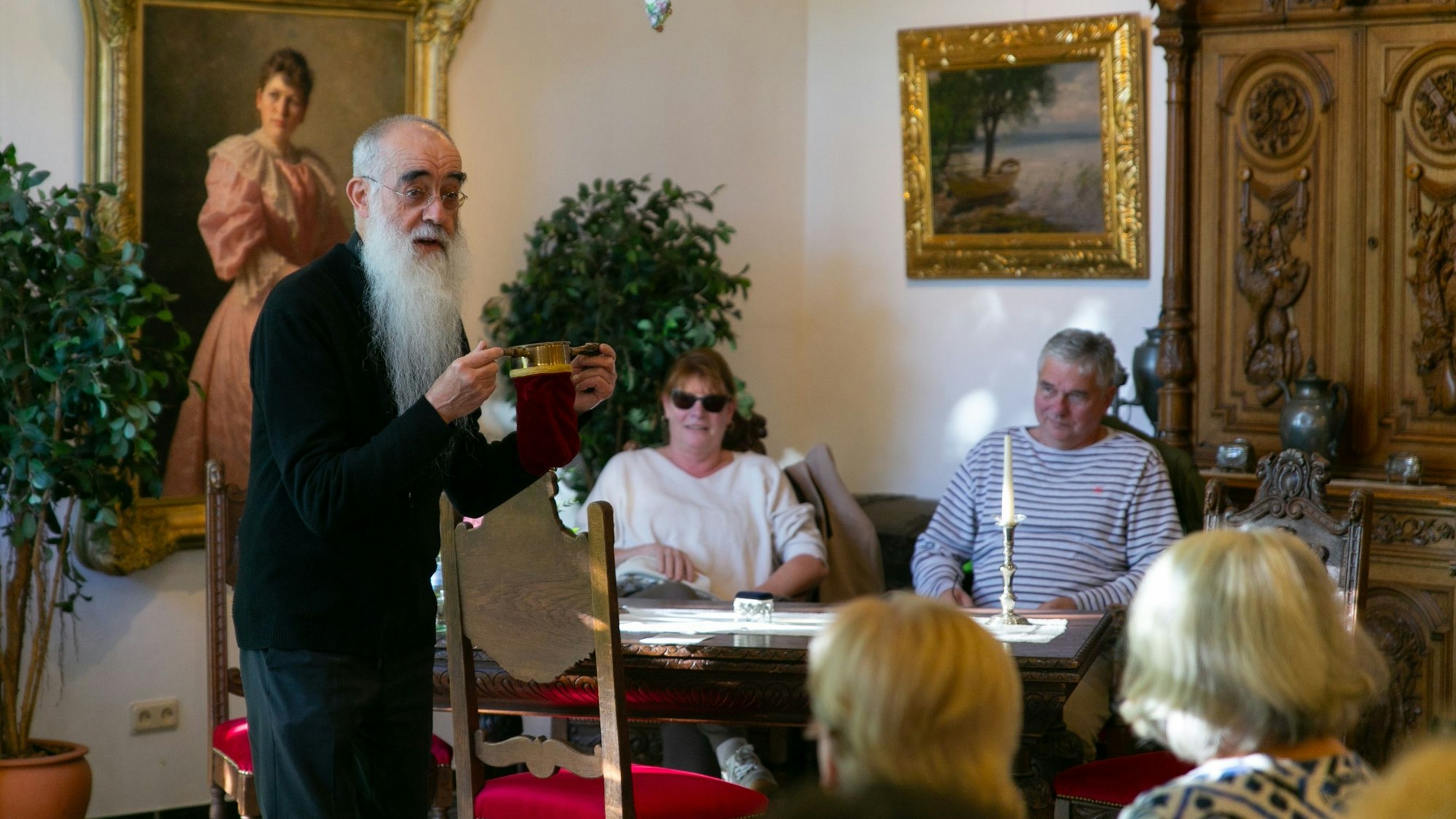 Sprichwörter-Führung mit Walter Jordan (links) im Heimatmuseum.