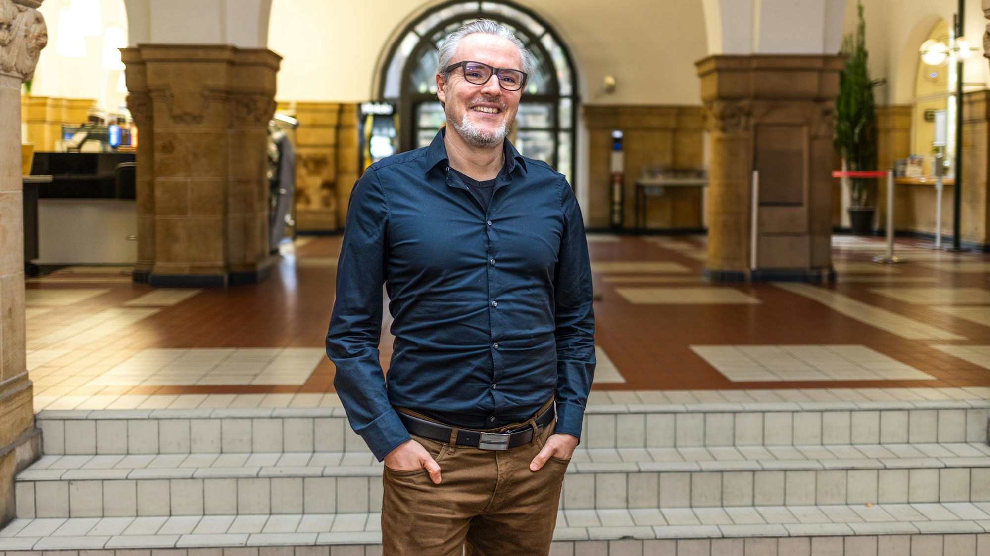 Dr. Ralph Krüge steht im Eingang der Technischen Hochschule Köln.