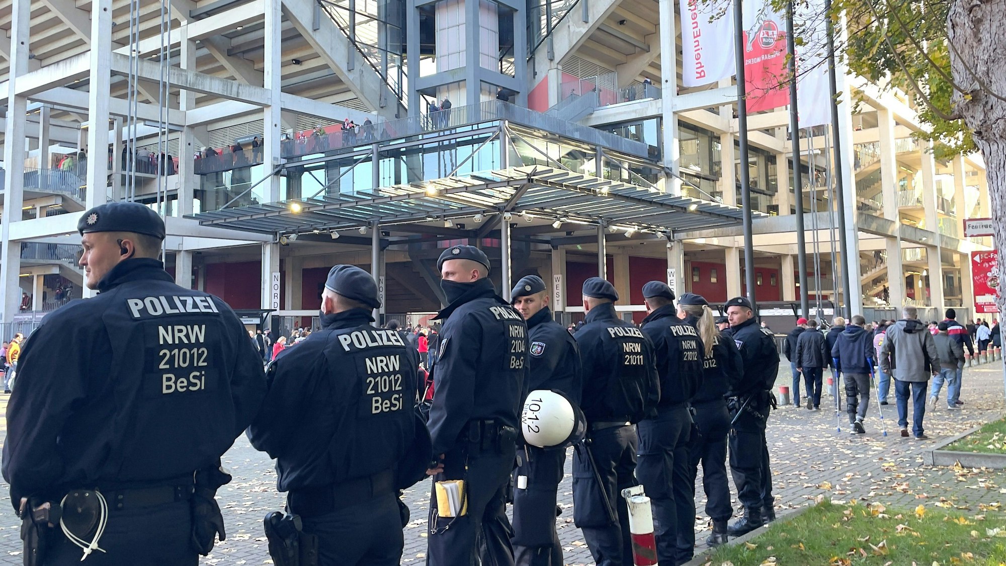 Bundespolizisten stehen im Rahmen eines Fußballspiels auf dem Gelände des Müngersdorfer Stadions, im Hintergrund ist das Stadion zu sehen.