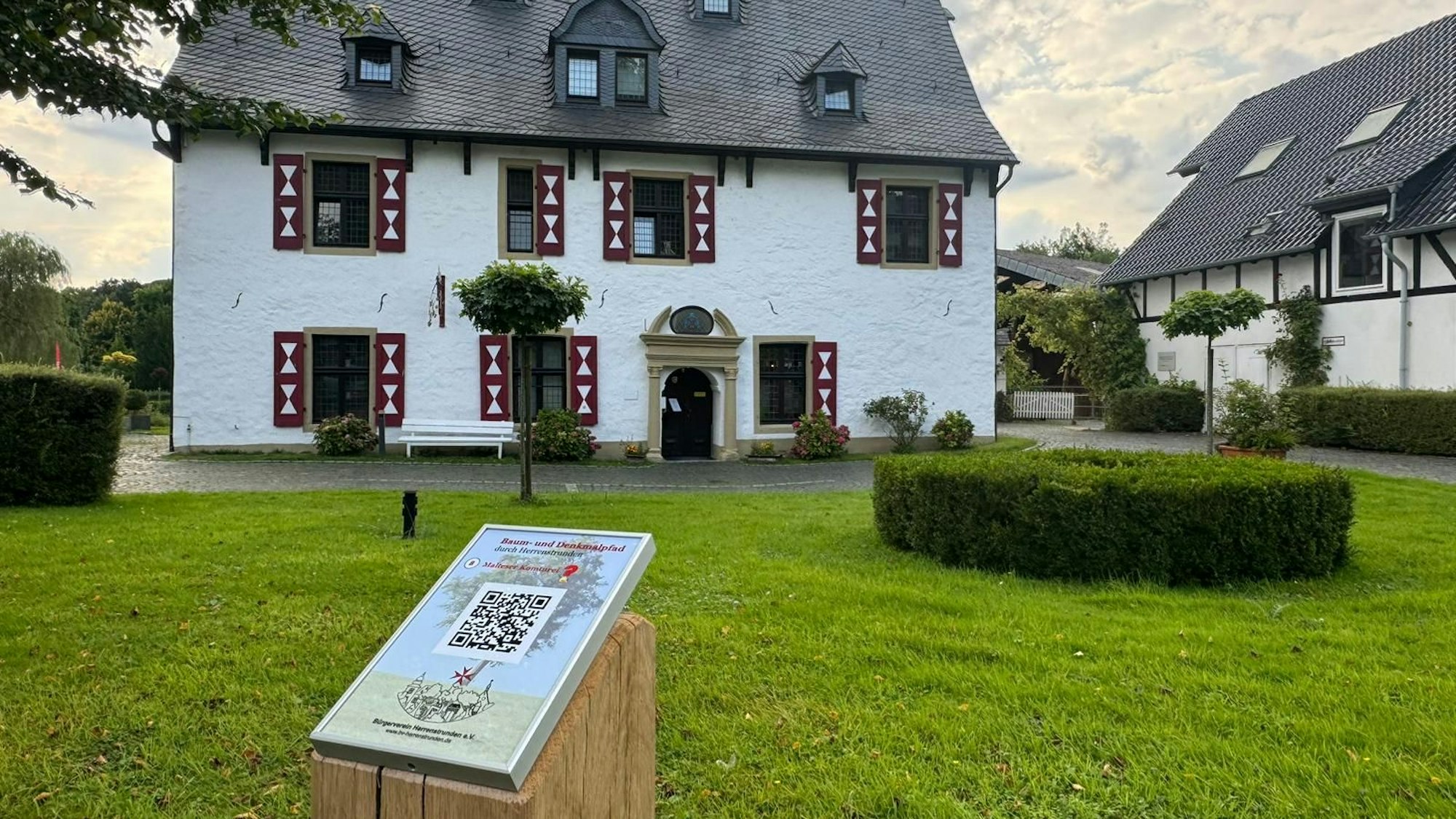 Eine neue Stele steht vor der Malteser-Komturei in Herrenstrunden.