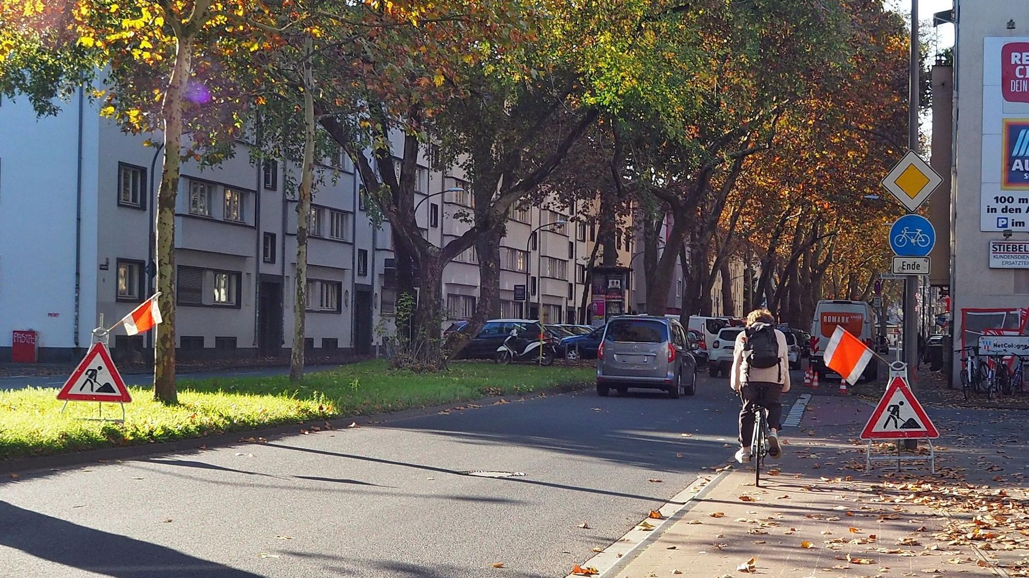 ie Vorgebirgstraße in Zollstock bekommt einen Radschutzstreifen. Die Arbeiten dafür haben am Montag begonnen.