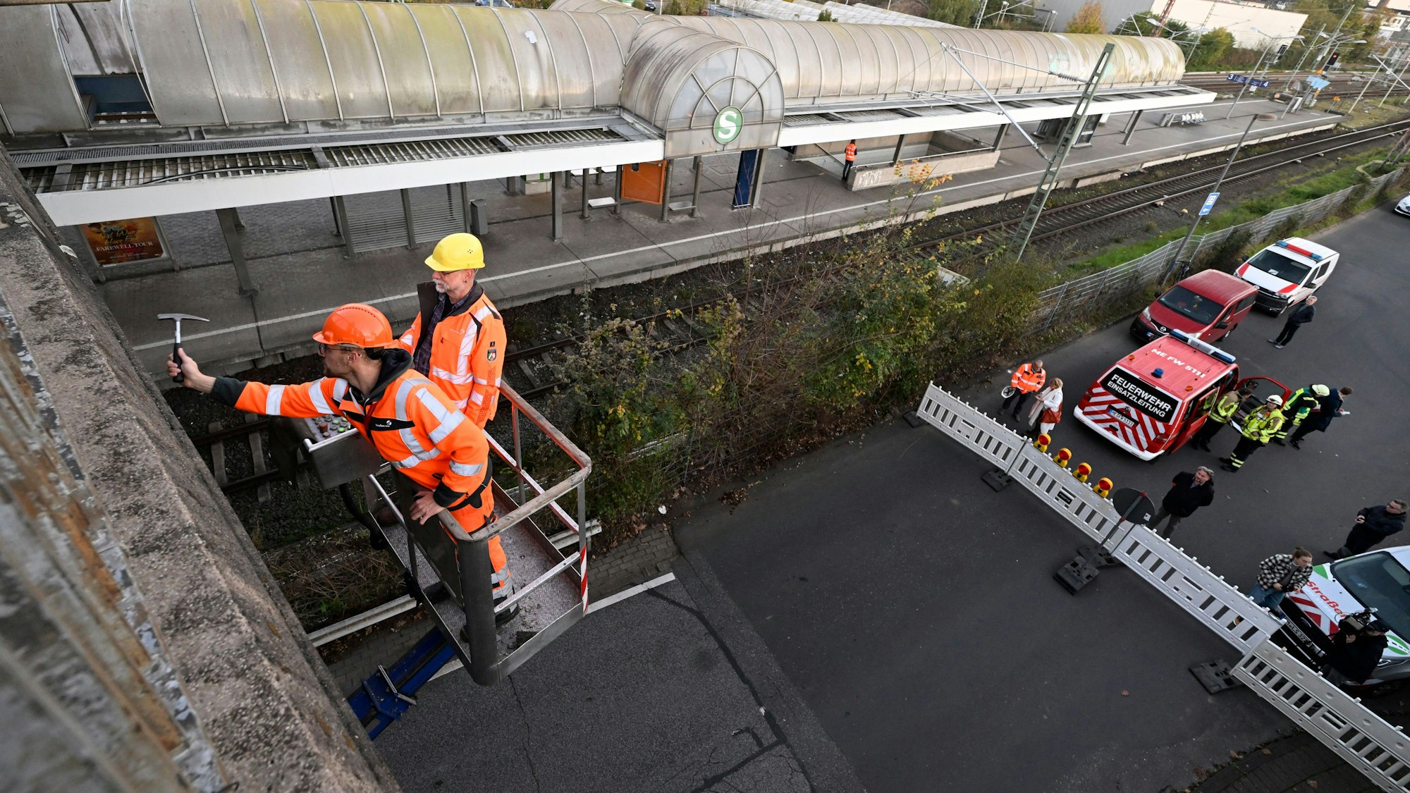 Mitarbeiter von Straßen.NRW prüfen mit einem Hammer, ob die Brücke zwischen Langenfeld und Monheim noch verkehrsfähig ist.