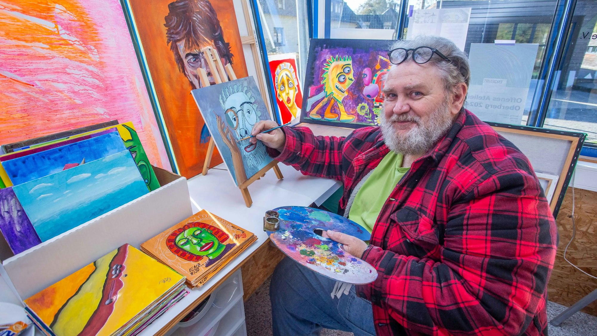 Ein Künstler malt in einem ehemaligen Bademeisterturm.