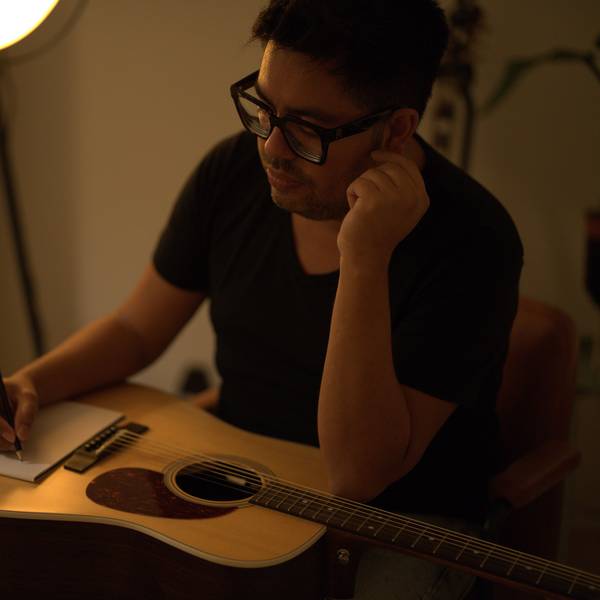 Der Musiker Roberto Lange aus Gummersbach bringt durchaus heikle Themen sensibel in die Form von Musik. Der 40-Jährige arbeitet auf der Palliativstation des Kreisklinikums Oberberg in Waldbröl. Unser Foto zeigt ihn mit seiner Gitarre im Studio.