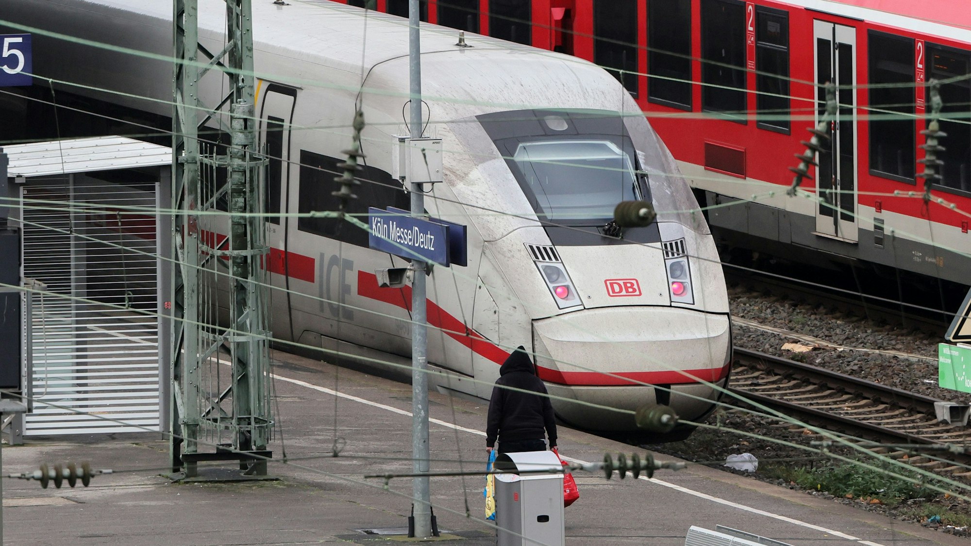 Die nun verhandelte Tat ereignete sich am Bahnhof Messe/Deutz (Symbolbild).