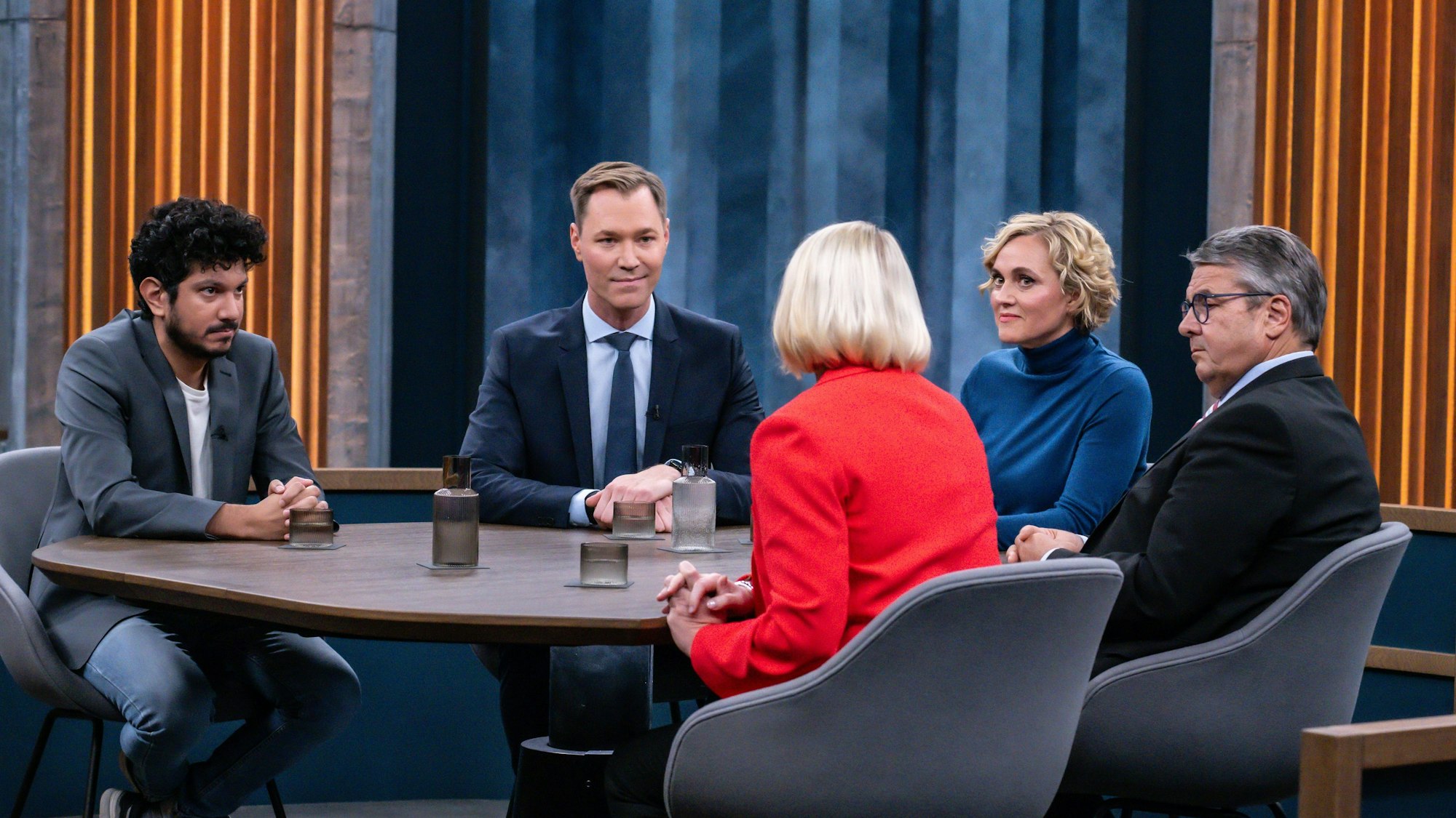 Caren Miosga am 3.11.2024 mit Sigmar Gabriel (SPD), Bundesaußenminister a.D. und Vorsitzender Atlantik-Brücke e.V., Cathryn Clüver Ashbrook, deutsch-amerikanische Politologin,
Julius van de Laar, Wahlkampfexperte und
Jörg Wimalasena, Politischer Korrespondent DIE WELT