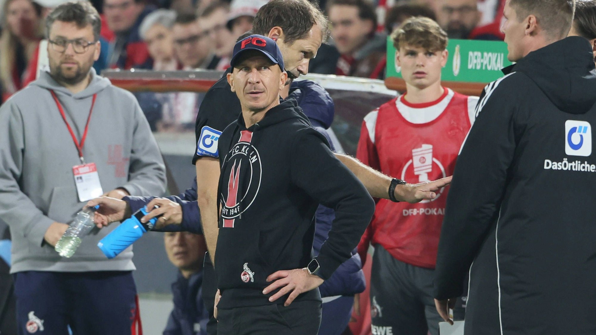 Jonas Urbig verfolgte weite Teile des Pokalspiels gegen Holstein Kiel (3:0) im Stehen; der Torhüter ist auch auf der Bank engagiert.