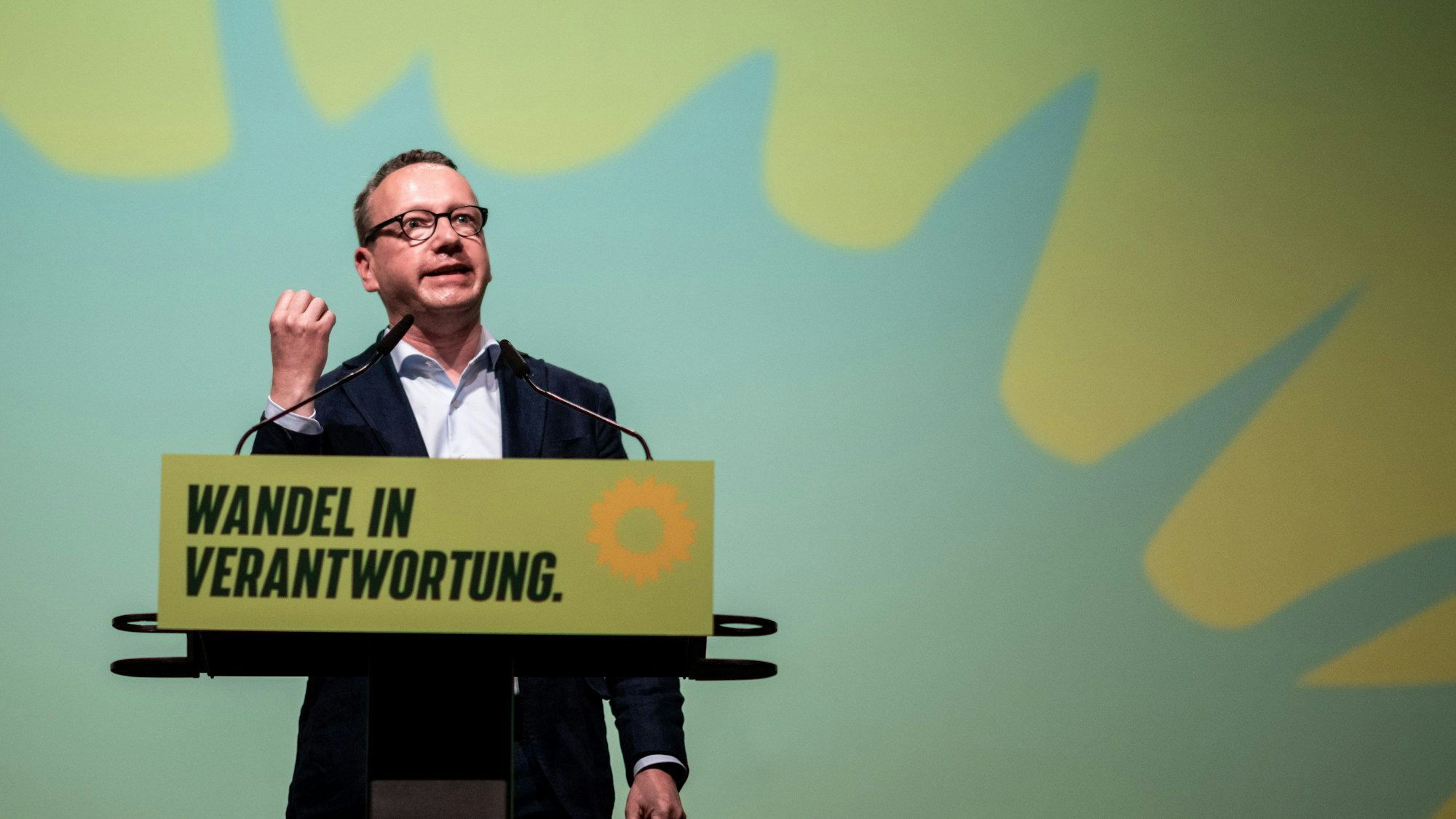 Benjamin Limbach redet auf dem Landesparteitag der Grünen zu den Delegierten.