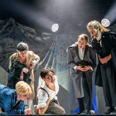 Empusion
von Olga Tokarczuk
Regie: Antú Romero Nunes
 
Inszenierung: Antú Romero Nunes
Bühne und Kostüme: Matthias Koch
Musik/Sound: Anna Bauer
Licht: Matthias Koch, Michael Gööck
Dramaturgie: Michael Gmaj
 
Foto: Krafft Angerer