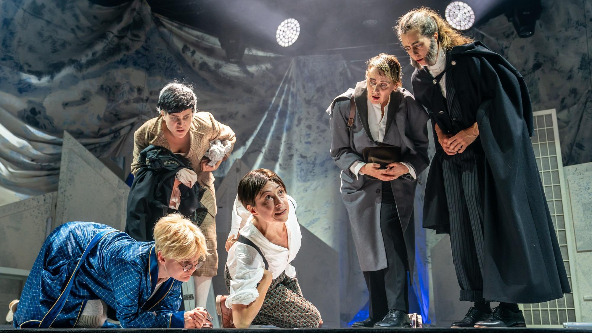Empusion
von Olga Tokarczuk
Regie: Antú Romero Nunes
Inszenierung: Antú Romero Nunes
Bühne und Kostüme: Matthias Koch
Musik/Sound: Anna Bauer
Licht: Matthias Koch, Michael Gööck
Dramaturgie: Michael Gmaj
Foto: Krafft Angerer