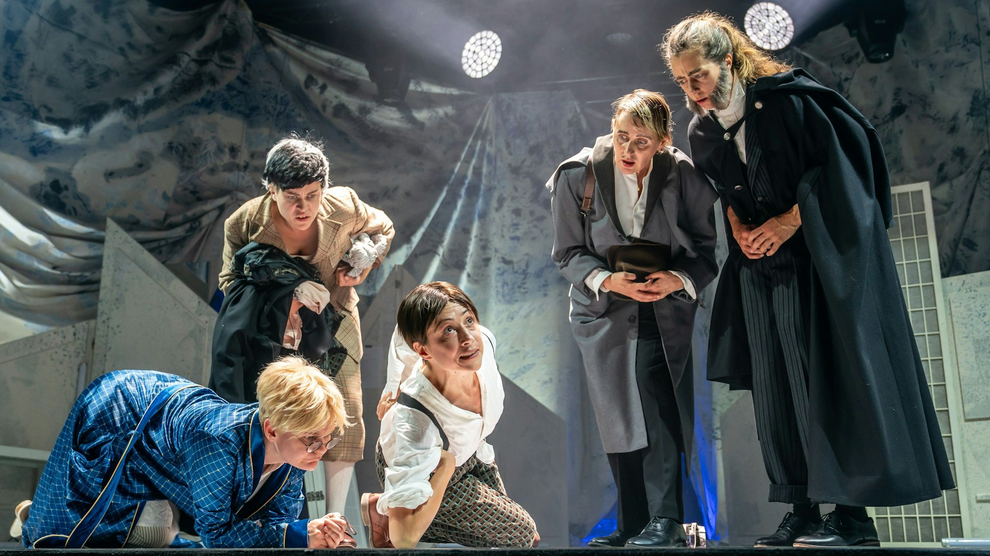 Empusion
von Olga Tokarczuk
Regie: Antú Romero Nunes
Inszenierung: Antú Romero Nunes
Bühne und Kostüme: Matthias Koch
Musik/Sound: Anna Bauer
Licht: Matthias Koch, Michael Gööck
Dramaturgie: Michael Gmaj
Foto: Krafft Angerer