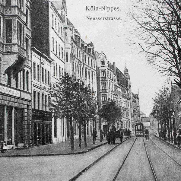 Das Foto zeigt eine historische Aufnahme der Kreuzung Blücherstraße und Neusser Straße.