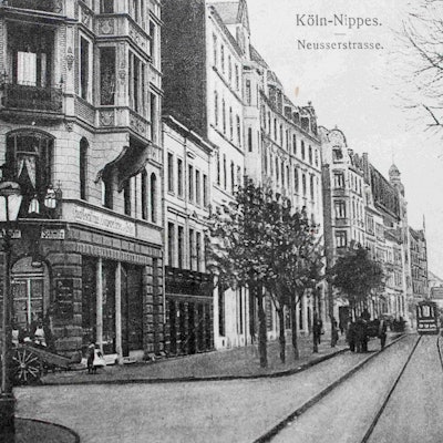Das Foto zeigt eine historische Aufnahme der Kreuzung Blücherstraße und Neusser Straße.
