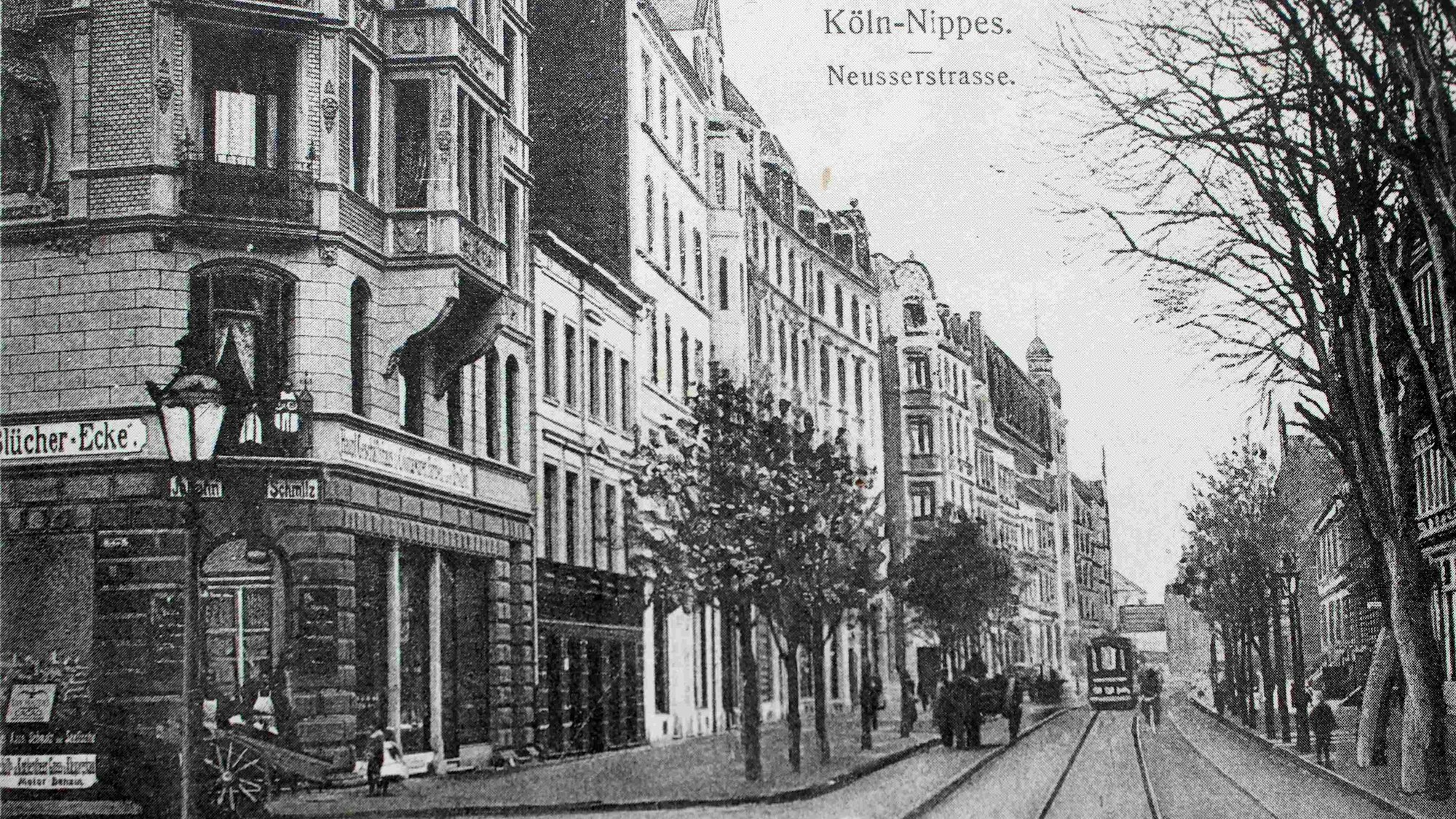 Das Foto zeigt eine historische Aufnahme der Kreuzung Blücherstraße und Neusser Straße.