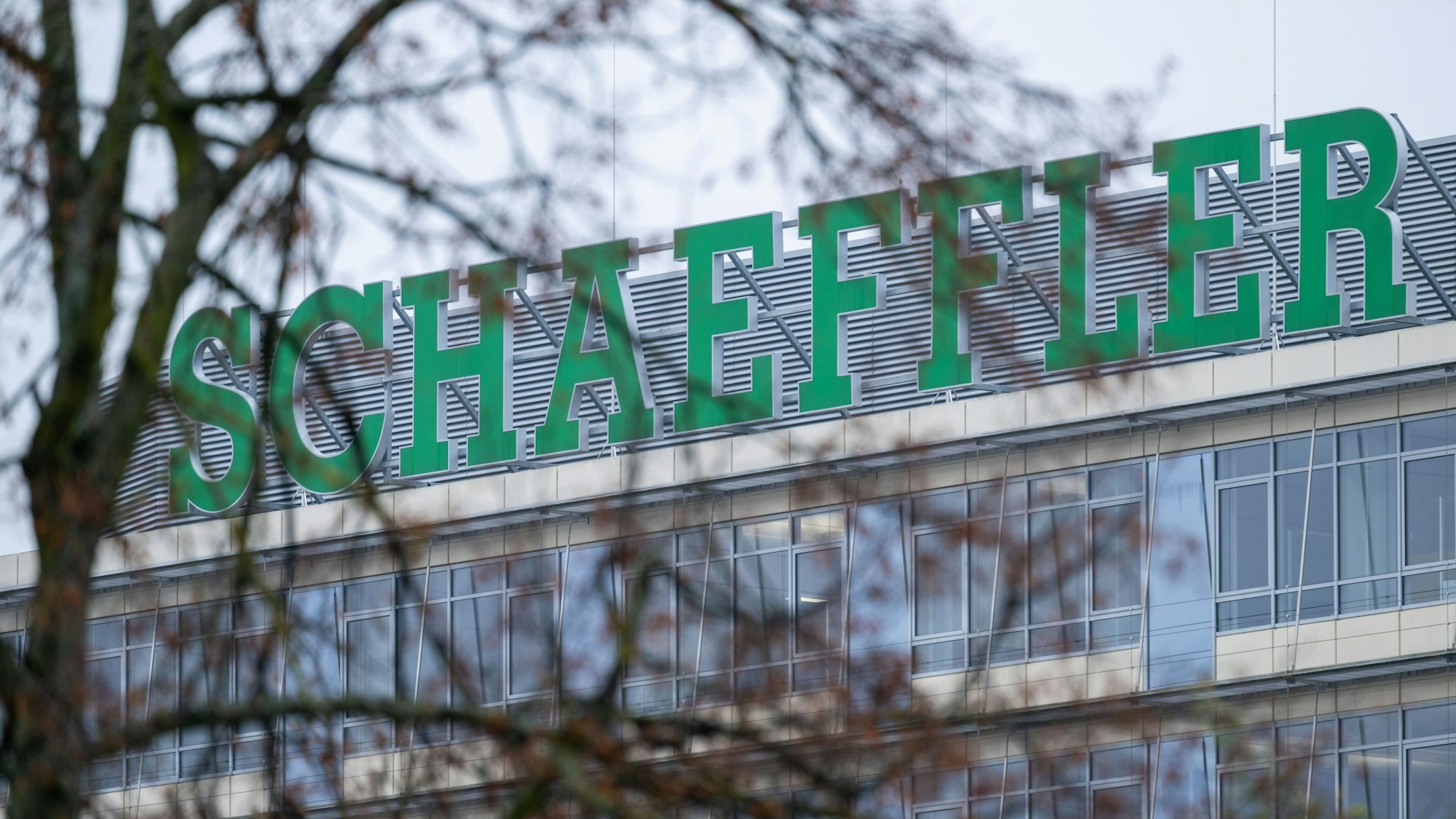 05.11.2024, Bayern, Herzogenaurach: Blick auf die Zentrale des Automobil- und Industriezulieferers Schaeffler in Mittelfranken. Schaeffler kündigt einen Monat nach der Fusion mit Vitesco den Abbau von 4.700 Arbeitsplätzen in Europa an, davon 2.800 in Deutschland. Foto: Pia Bayer/dpa +++ dpa-Bildfunk +++