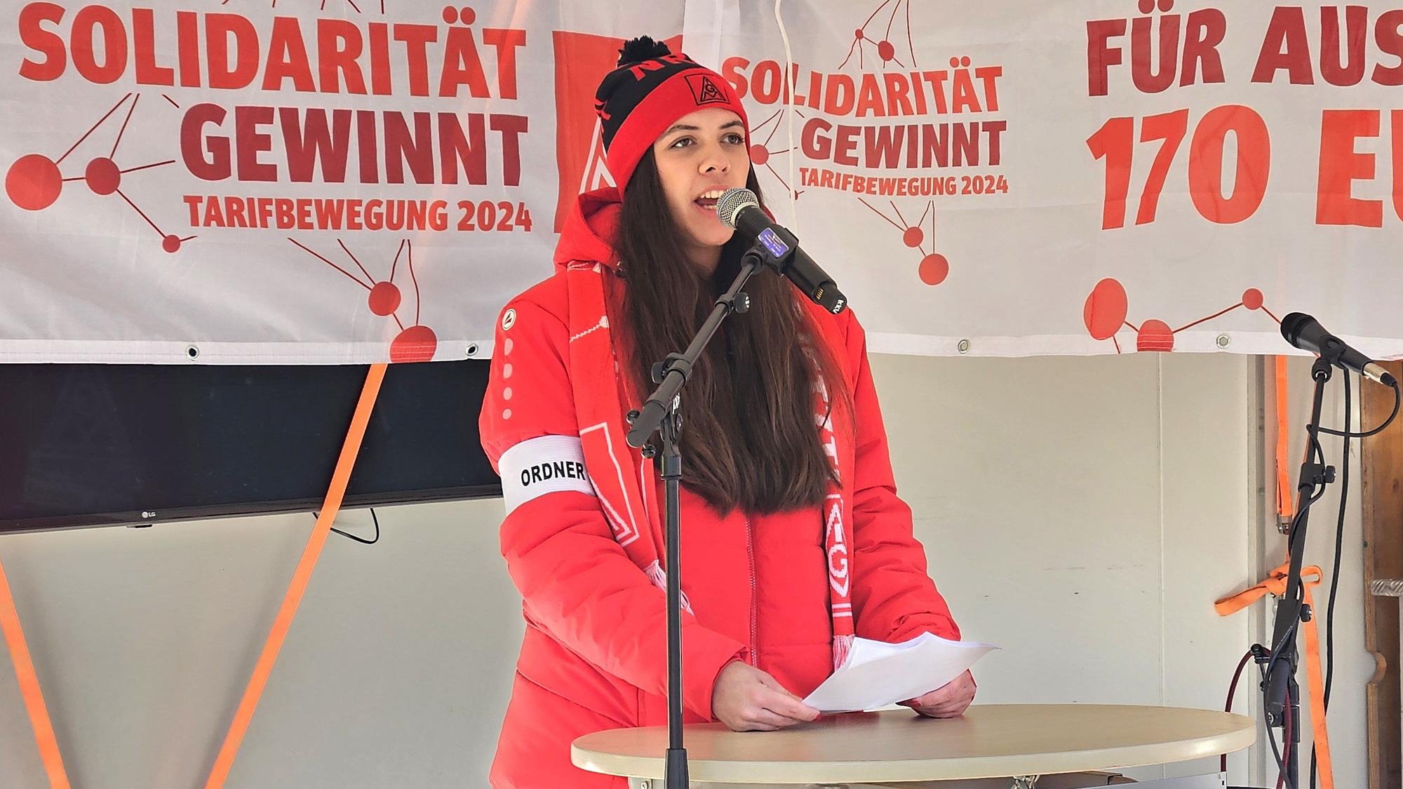 Eve Glodowski redet am Mikrofon.
