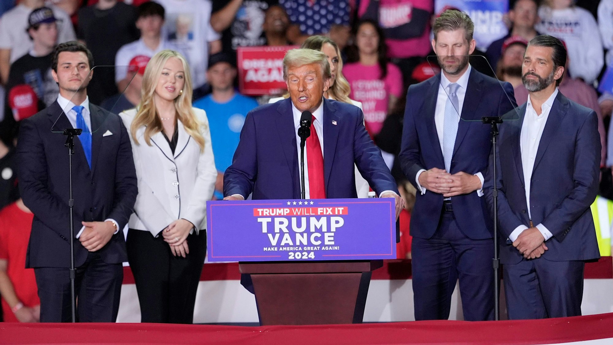 Der republikanische Präsidentschaftskandidat und ehemalige Präsident Donald Trump spricht bei einer Wahlkampfveranstaltung in der Van Andel Arena, umgeben von seiner Familie.