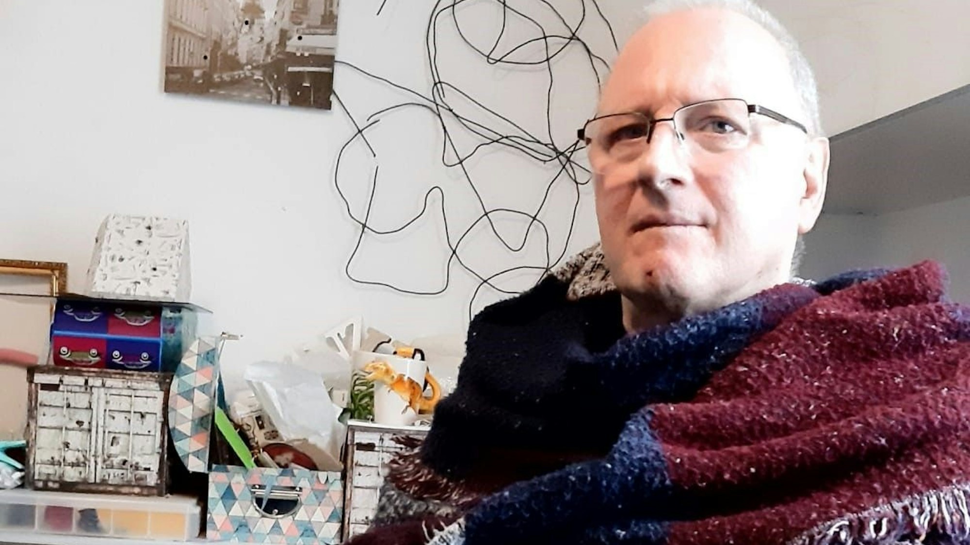 Bernd Ackfeld trägt eine Decke um den Körper gewickelt.