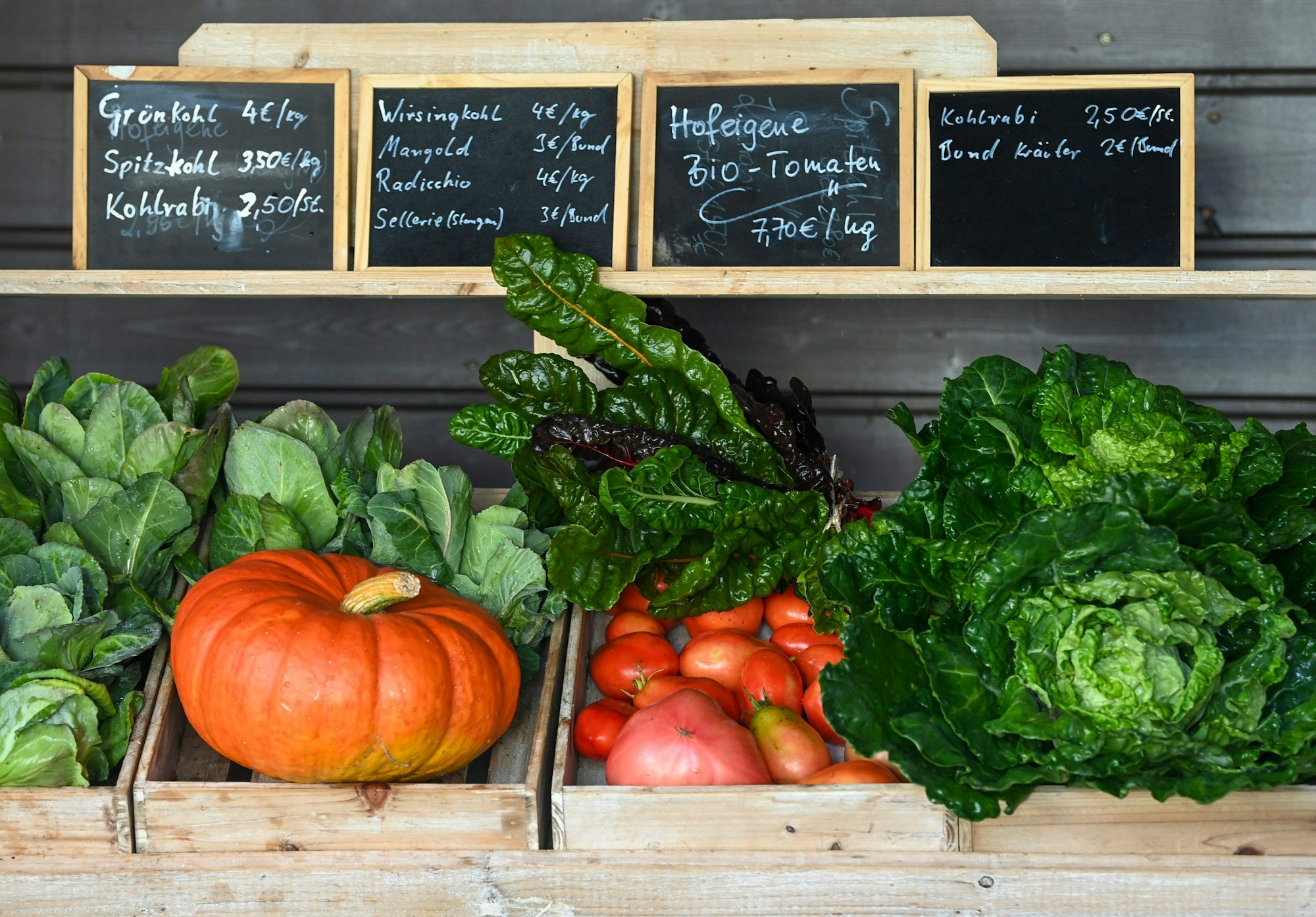 ARCHIV - 28.10.2022, NA, ---: In einem Hofladen wird frisches Gemüse angeboten. (zu dpa: «Thüringer Hofläden spüren Kaufzurückhaltung») Foto: Jens Kalaene/Deutsche Presse-Agentur GmbH/dpa +++ dpa-Bildfunk +++