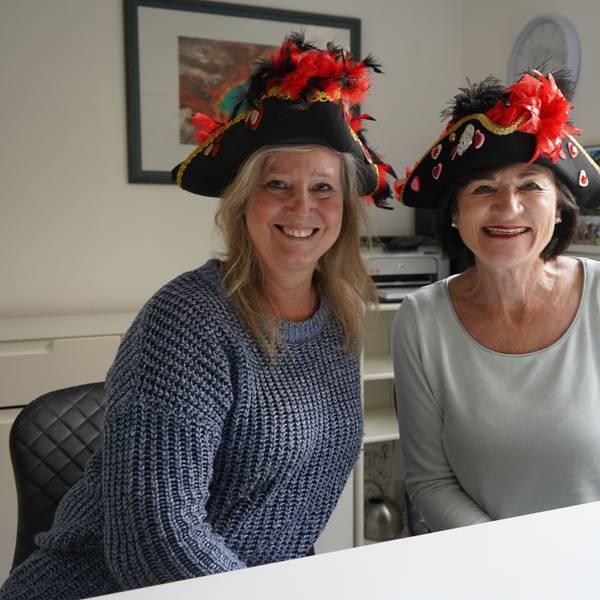 Das Foto zeigt zwei Frauen mit Karnevalshüten.