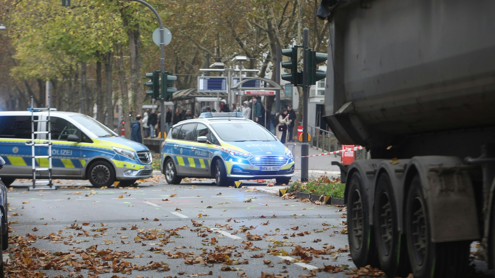 Ein fünfjähriges Kind ist bei einem Verkehrsunfall am Dienstagmorgen (5.11.) in Köln schwer verletzt worden.