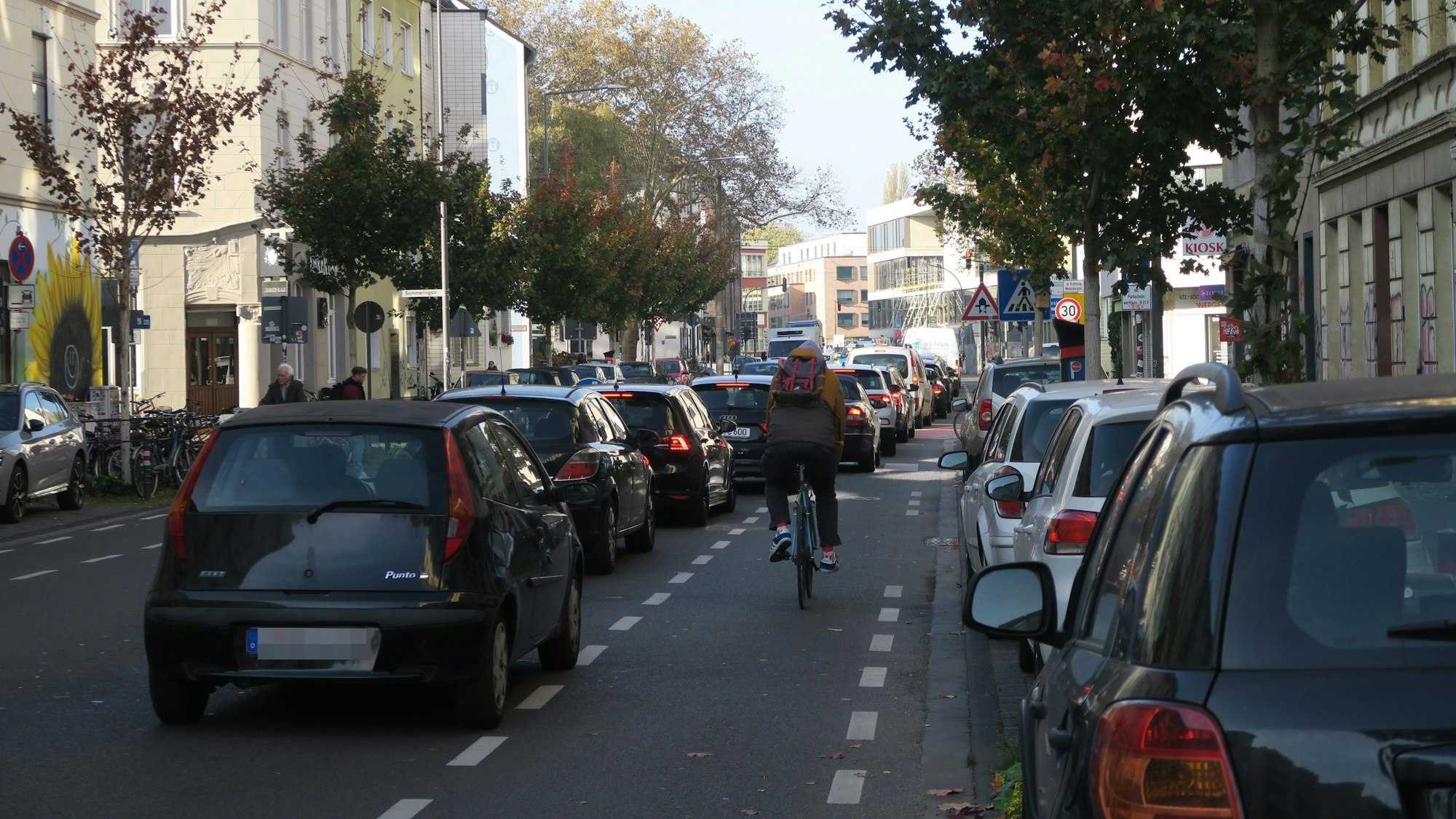 Der Rückstau an der Kreuzung mit dem Ehrenfeldgürtel zieht sich manchmal bis auf die Höhe der Einmündung Keplerstraße oder gar bis zur Rothehausstraße.