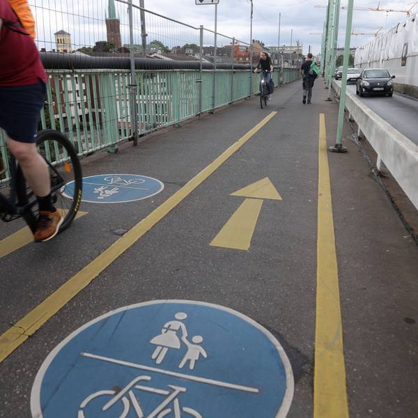 Großbaustelle Mülheimer Brücke: Wegen Sanierungsarbeiten können nur eine Spur an Autos sowie Radfahrer und Fußgänger hier den Rhein überqueren.