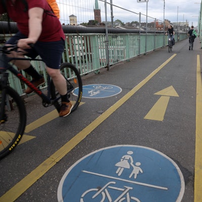 Großbaustelle Mülheimer Brücke: Wegen Sanierungsarbeiten können nur eine Spur an Autos sowie Radfahrer und Fußgänger hier den Rhein überqueren.