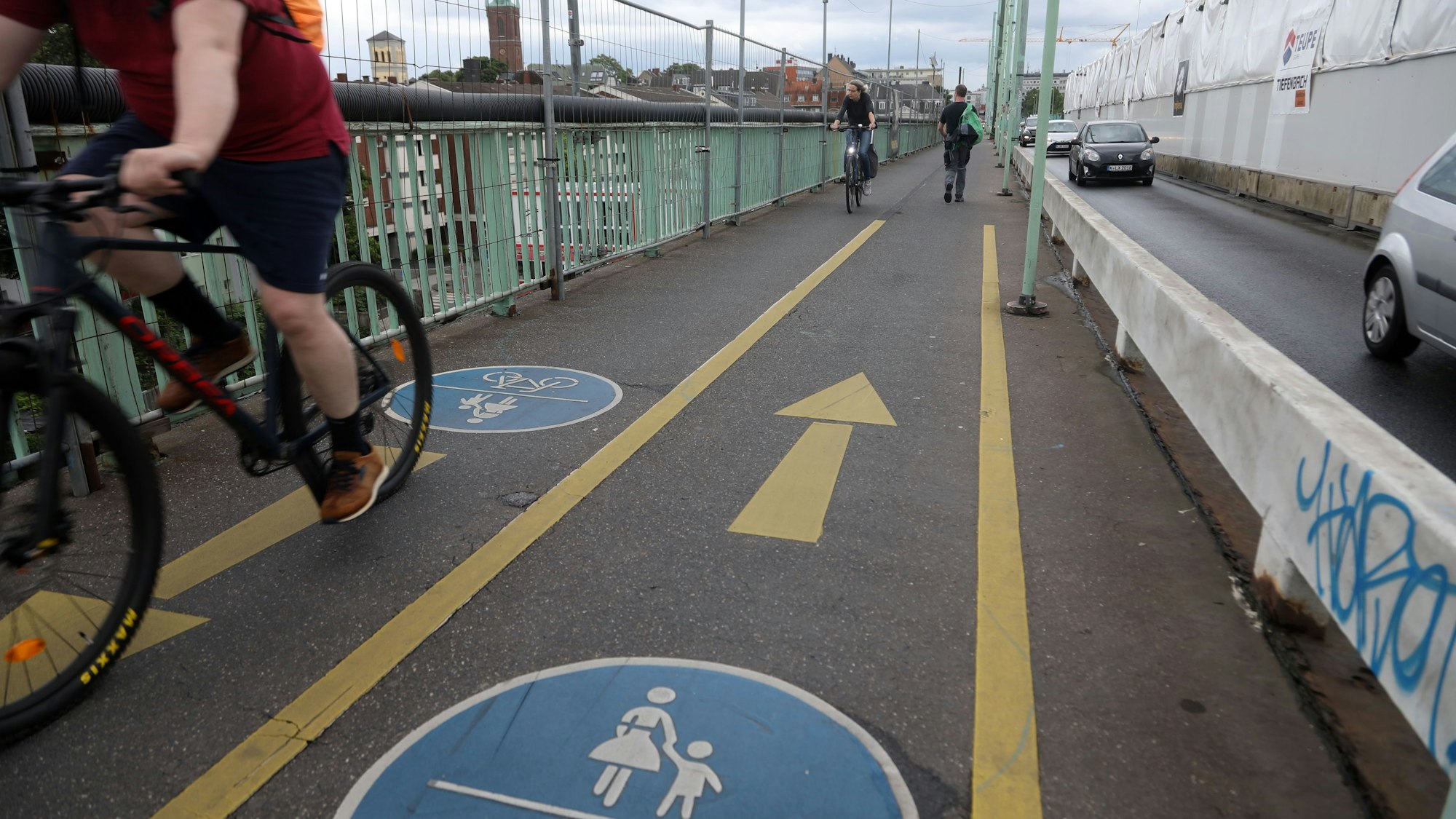 Großbaustelle Mülheimer Brücke: Wegen Sanierungsarbeiten können nur eine Spur an Autos sowie Radfahrer und Fußgänger hier den Rhein überqueren.
