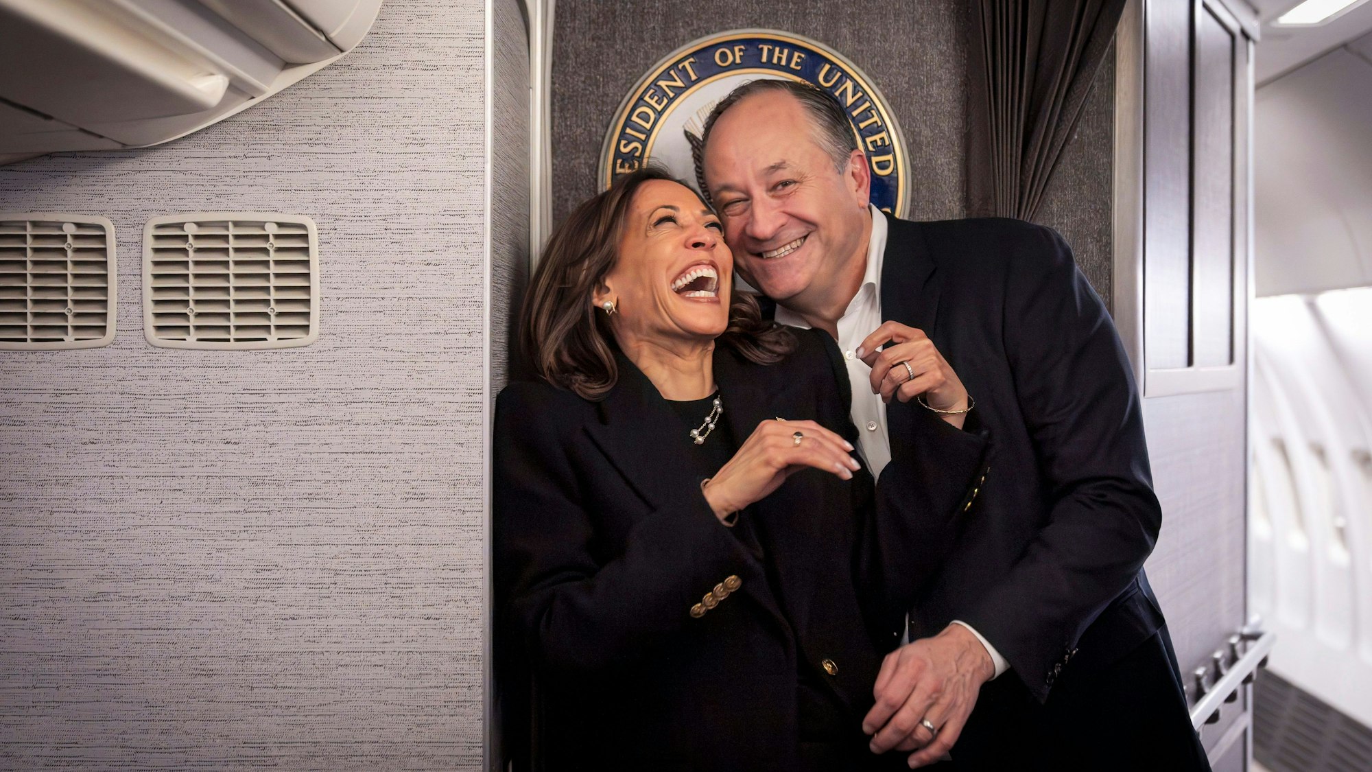 Offenbar gut gelaunt: Die demokratische US-Präsidentschaftskandidatin Kamala Harris und ihr Mann, Doug Emhoff, scherzen an Bord der Air Force Two in Pittsburgh, bevor sie zu ihrer letzten Wahlkampfveranstaltung in Philadelphia aufbrechen.