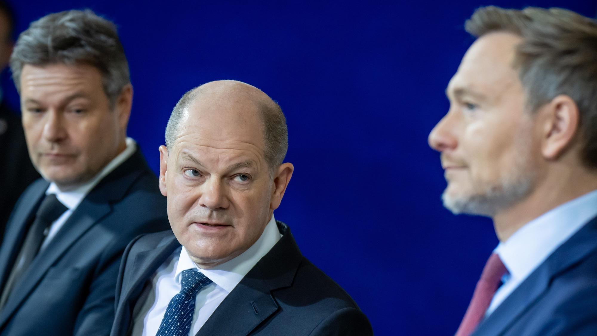 Robert Habeck, Bundesminister für Wirtschaft und Klimaschutz, Bundeskanzler Olaf Scholz und Christian Lindner, Bundesminister der Finanzen, geben ein Pressestatement. (Archivbild)