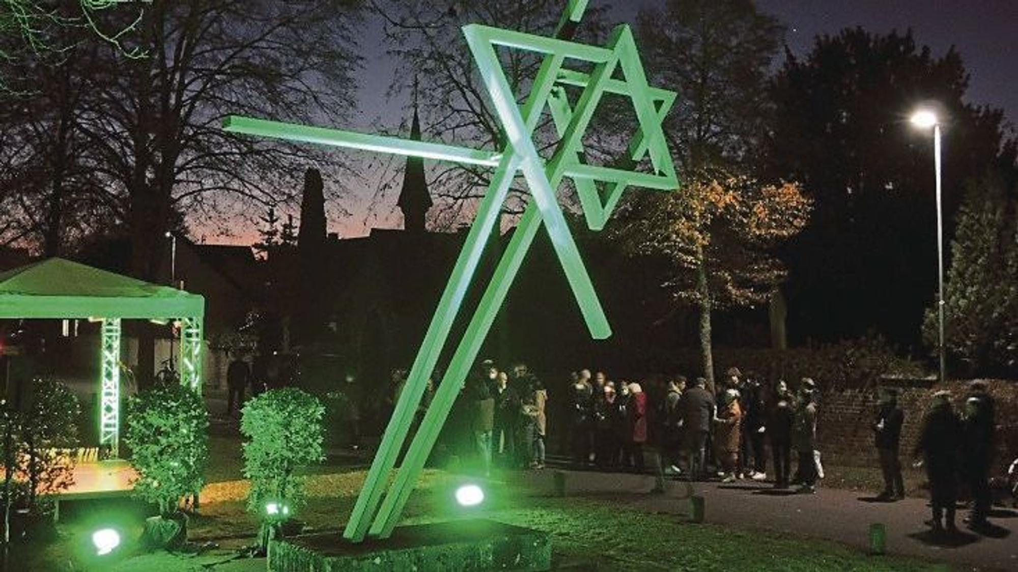 Auf dem Bild ist ein Mahnmal für die Opfer des Nationalsozialismus zu sehen, das in Kerpen steht, „Der zerbrochene Davidstern“.