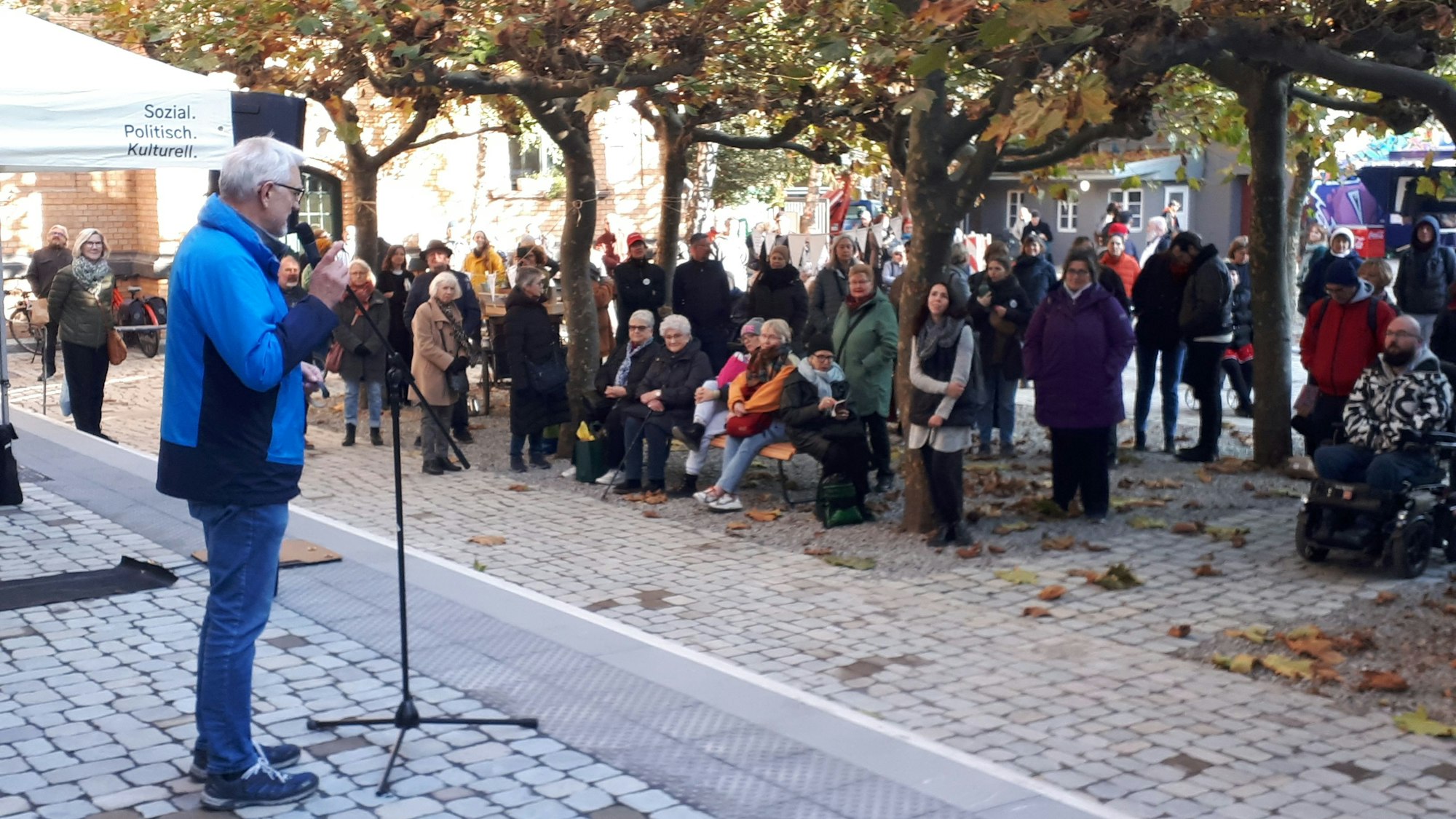 Vor den rund 150 Gästen hält Innenstadt-Bezirksbürgermeister Andreas Hupke seine Ansprache.