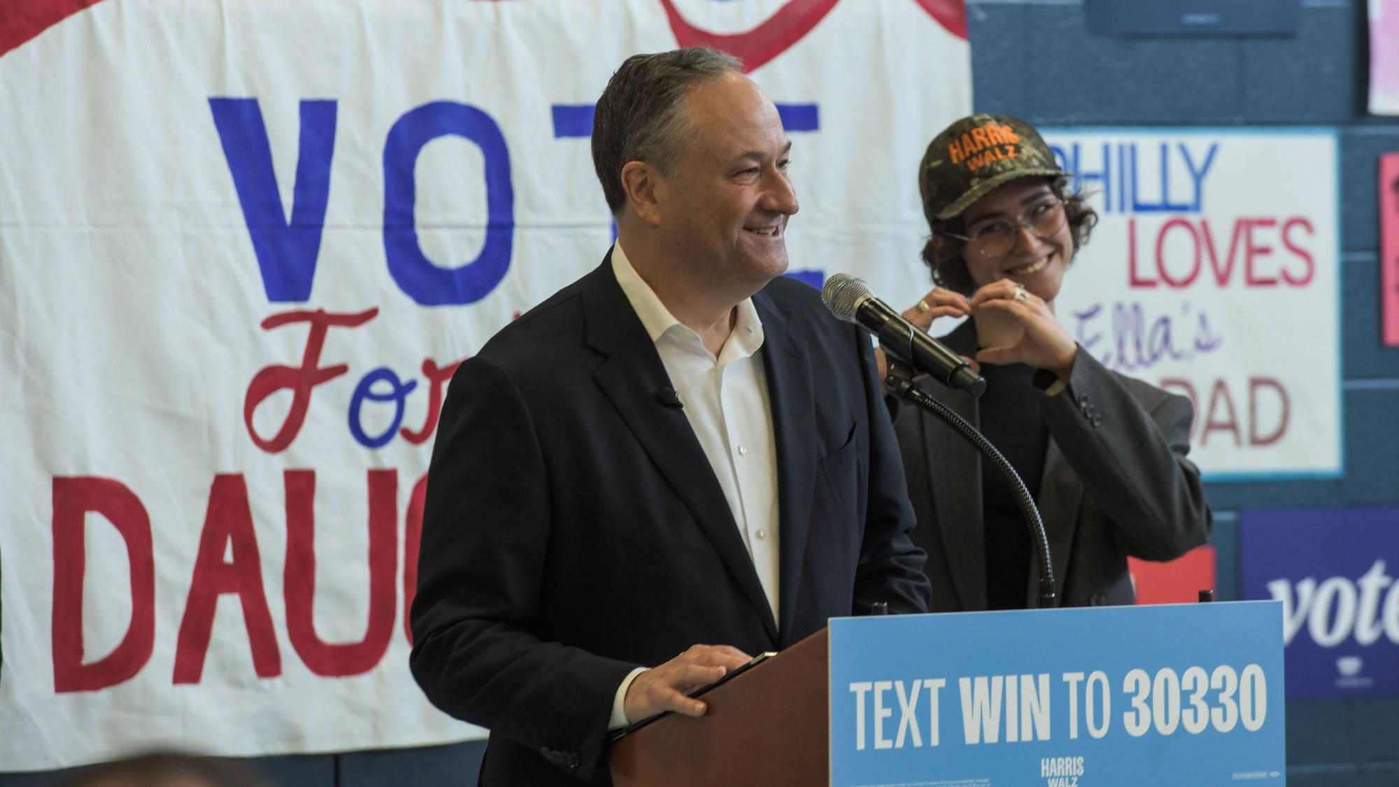 Harris' Ehemann Douglas Emhoff und seine Tochter Ella sind auf einer Wahlveranstaltung in Pennsylvania zu sehen. (Archivbild)