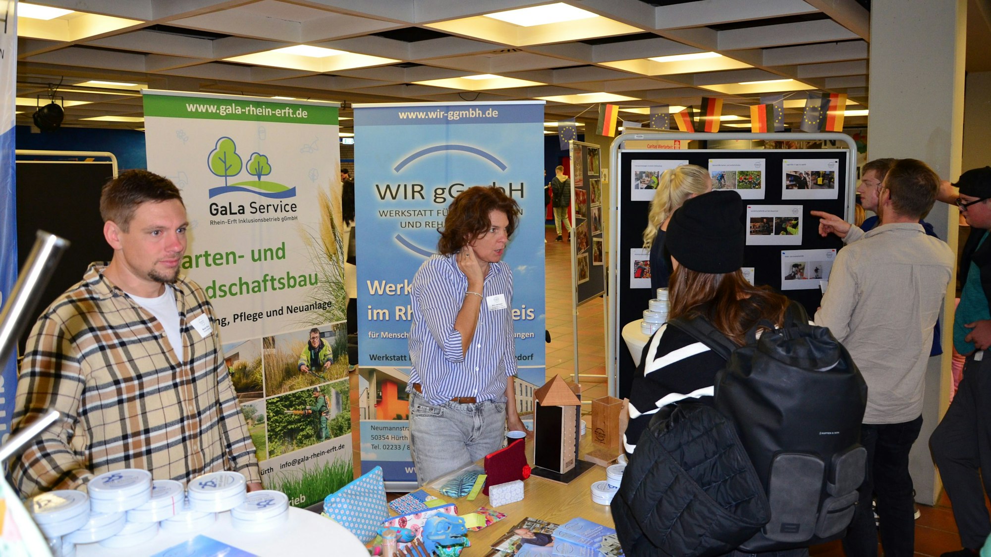 Das Foto zeigt mehrere Menschen auf einer Messe.