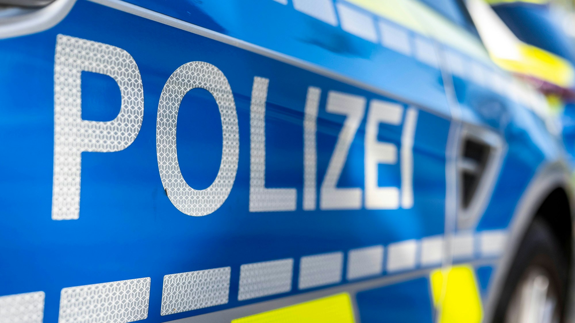 An der Tür von einem Streifenwagen steht der Schriftzug «Polizei».