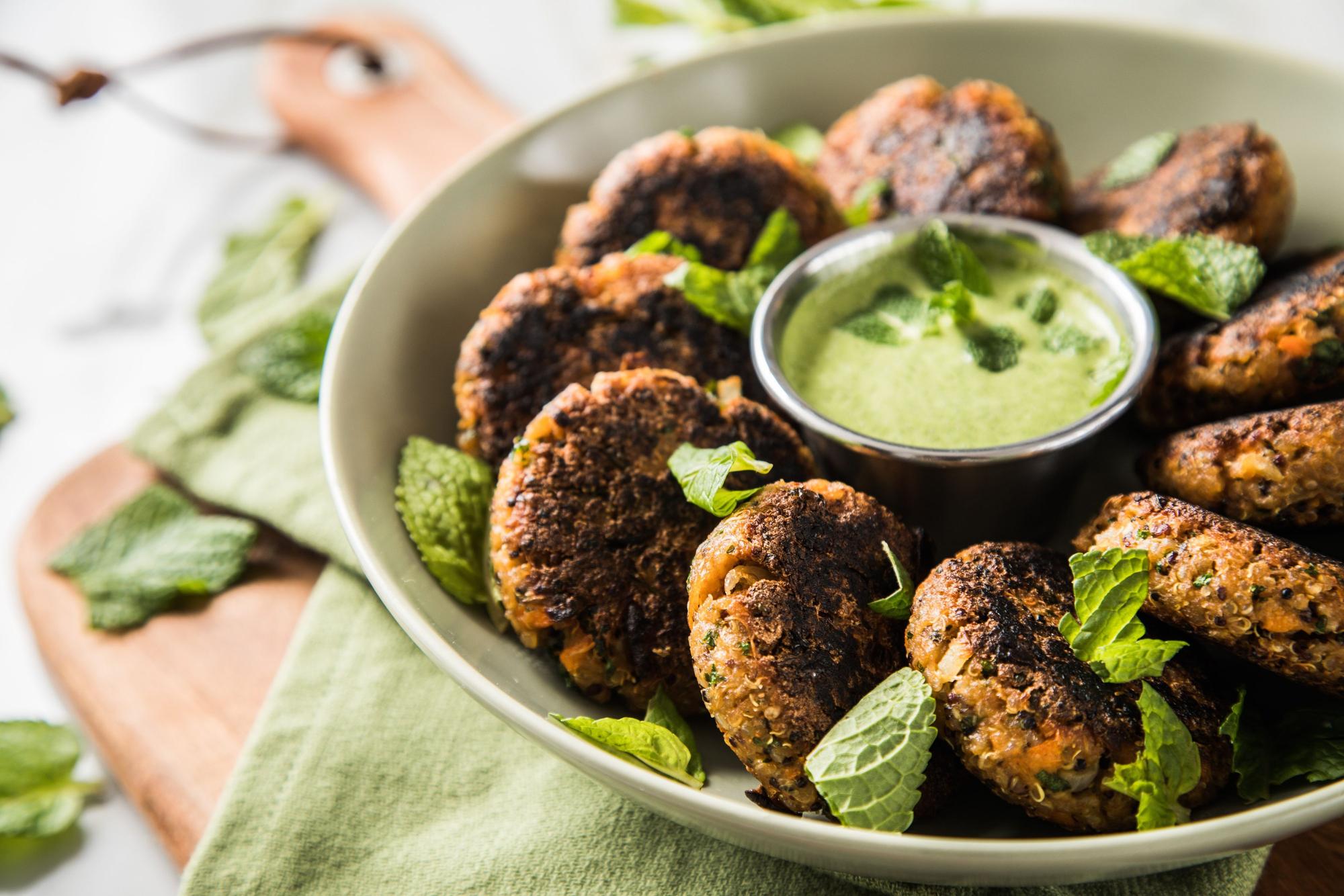 Bratlinge aus Quinoa sehen fast aus wie Frikadellen aus Fleisch.