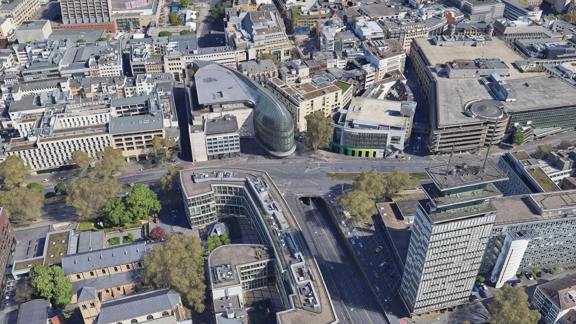 Das sogenannte Weltstadthaus (gläsernes Gebäude in der Bildmitte).