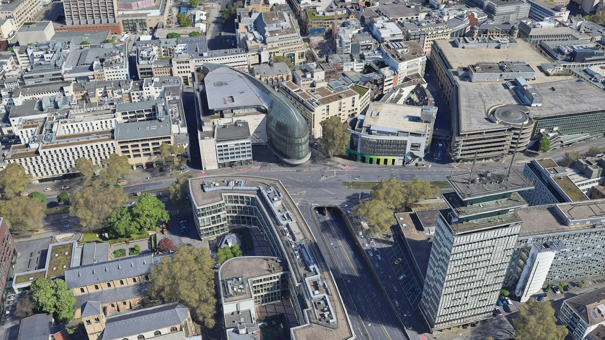 Das sogenannte Weltstadthaus (gläsernes Gebäude in der Bildmitte).