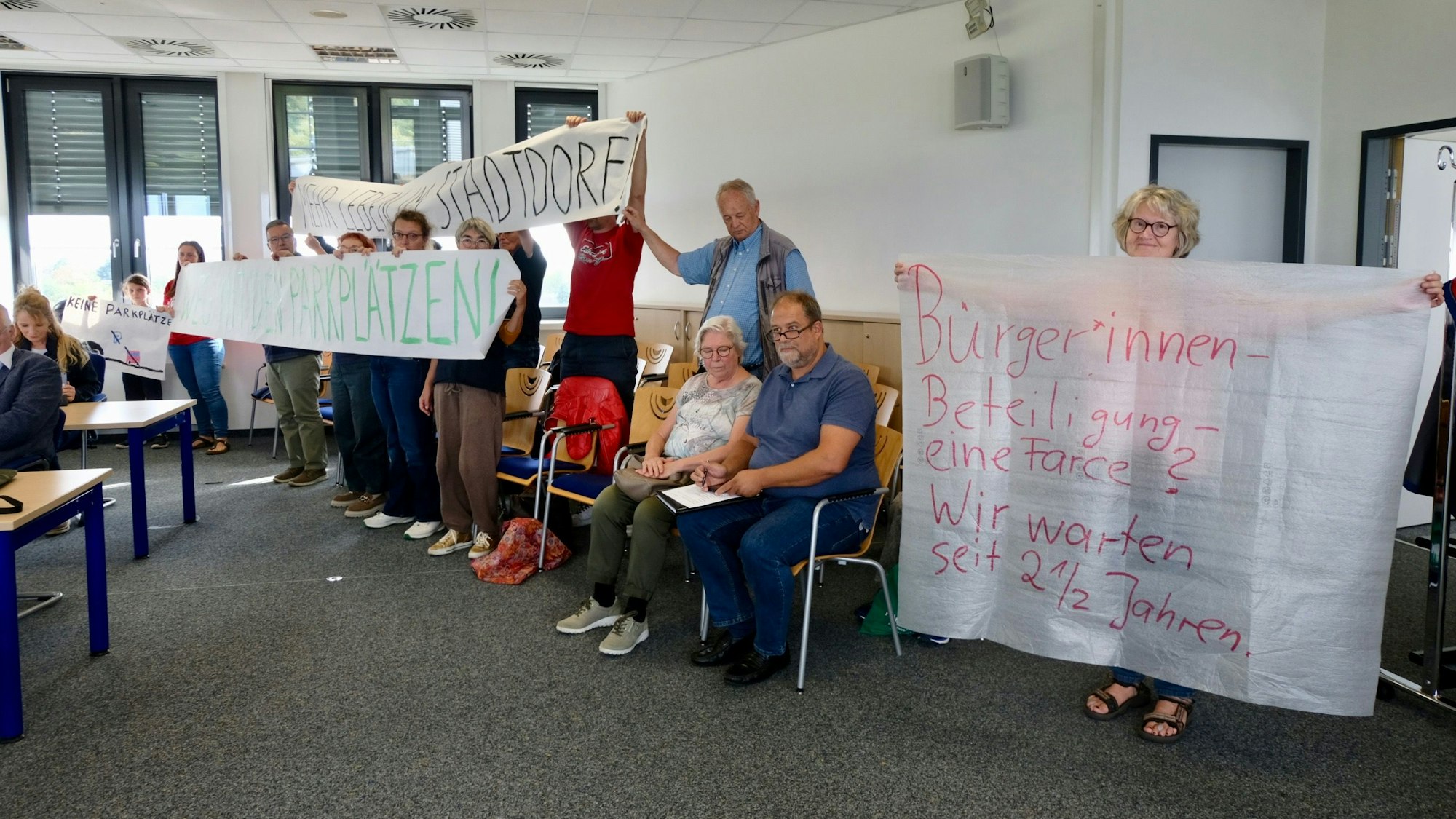 Die Anwohner und Anwohnerinnen der Würselener Straße protestierten in der vergangenen Sitzung der BV dagegen, dass die Parkplätze noch nicht wieder gesperrt sind.