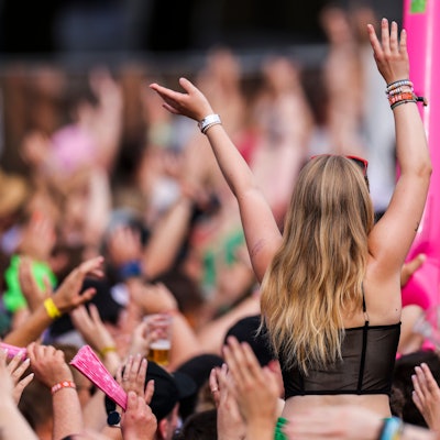 Fans feiern beim Electronic Music Festival Parookaville auf dem Flughafen Niederrhein.