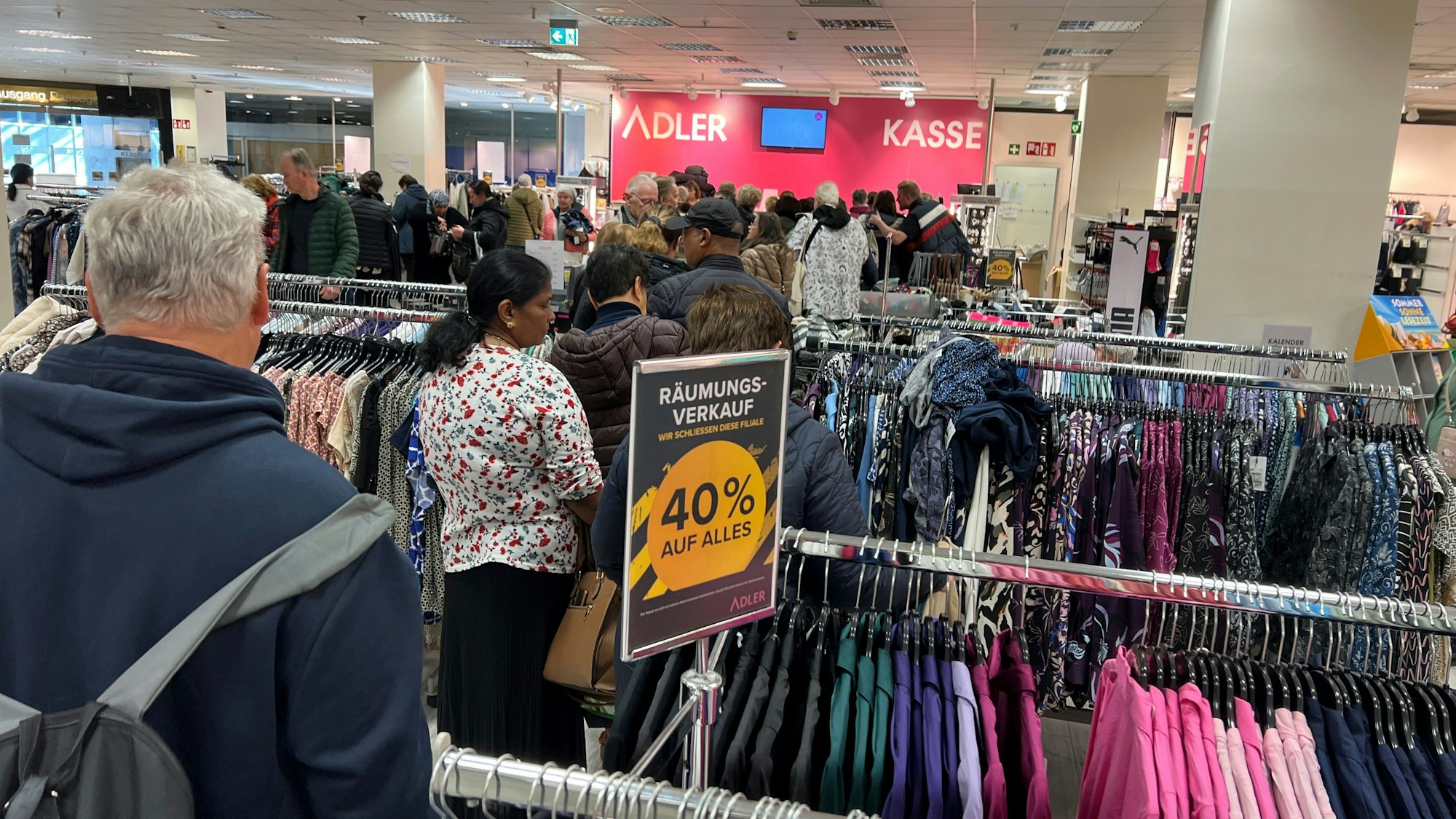 Lange Schlangen an der Kasse: Adler in der City C schließt . Foto: Ralf Krieger